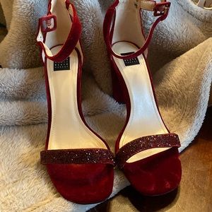 White House Black Market beautiful Burgandy Heels size 8